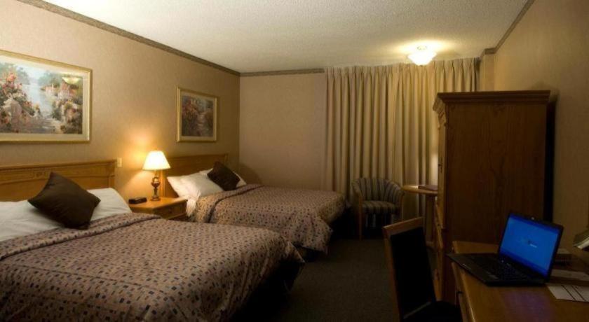 The Glenmore Inn & Convention Centre Calgary Exterior photo