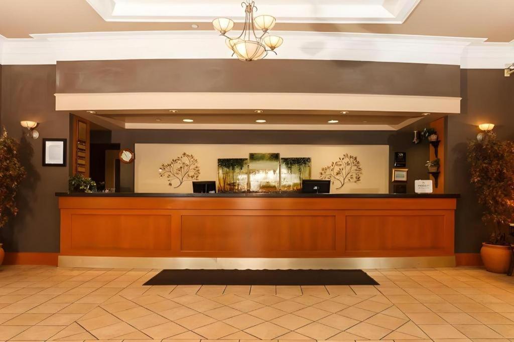 The Glenmore Inn & Convention Centre Calgary Exterior photo